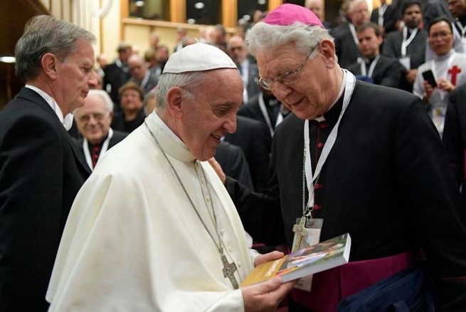 Vaticano - Mons. Van Looy, SDB: “Acompañar significa estar presente, escuchar con las puertas y los corazones abiertos”