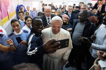 Watykan – Papież Franciszek odwiedza tymczasową przychodnię dla ubogich