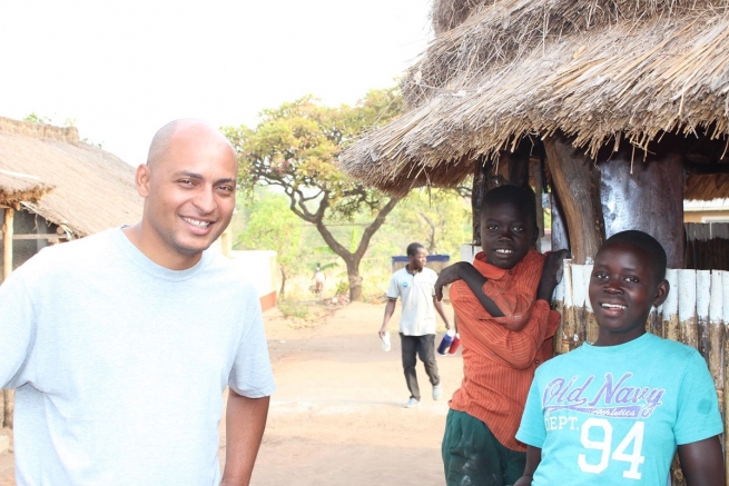 Ouganda - La réponse au COVID-19 parmi les jeunes réfugiés de Palabek : l'histoire du P. Roger Mukadi Mbayo