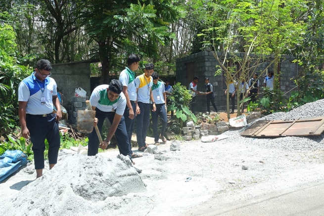 India - Reconstruir Kerala ladrillo a ladrillo: los estudiantes y el personal de una escuela salesiana se ponen a trabajar juntos