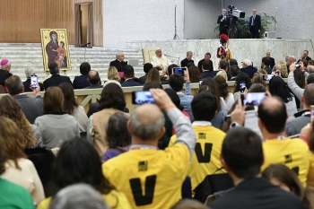 Vaticano – O Papa Francisco encontra-se com a delegação da JMJ. “Guardo do encontro de Lisboa uma emoção muito grande”