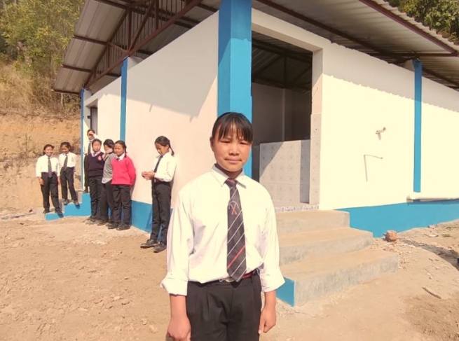 India – Los niños y niñas de la escuela "Juan Pablo II" de la comunidad de Maran Khullen se benefician de nuevos servicios de aseo