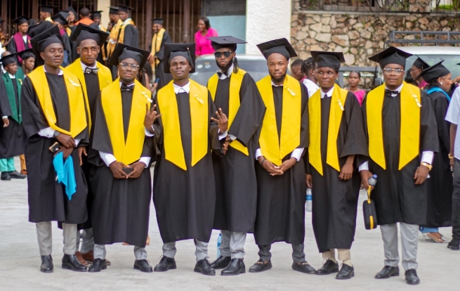 Haiti - To combat juvenile delinquency, TIMKATEC trains around a hundred young people in manual trades
