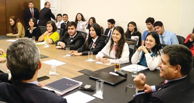 Paraguai – Aluna do Instituto ‘Salesianito’ participa de reunião sobre ‘emergência educativa’