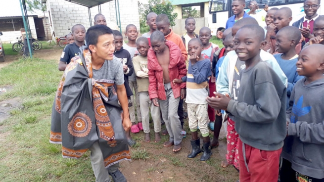 Zambia – Un missionario vietnamita tra i bambini di strada africani