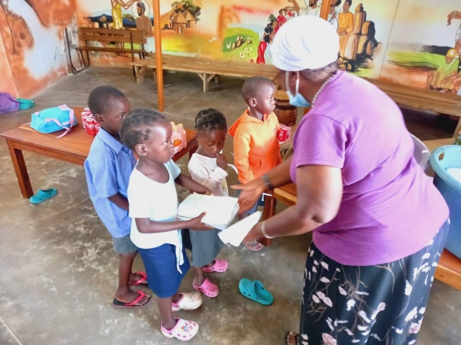 Namibia – 200 youth receive meals thanks to donor funding from Salesian Missions