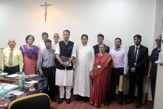 Indie – Hinduski minister Rajiv Pratap Singh Rudy odwiedza dzieło DBCL w Kurla