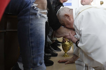 Italia – Il Papa tra lacrime e preghiere di 12 giovani detenuti: “Gesù oggi vi lava i piedi”