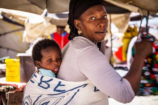 Angola – Um berço de papelão e o amor de mãe