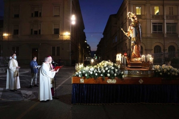 Italia – En un tiempo de crisis, se celebró a “Nuestra Señora de los tiempos difíciles”