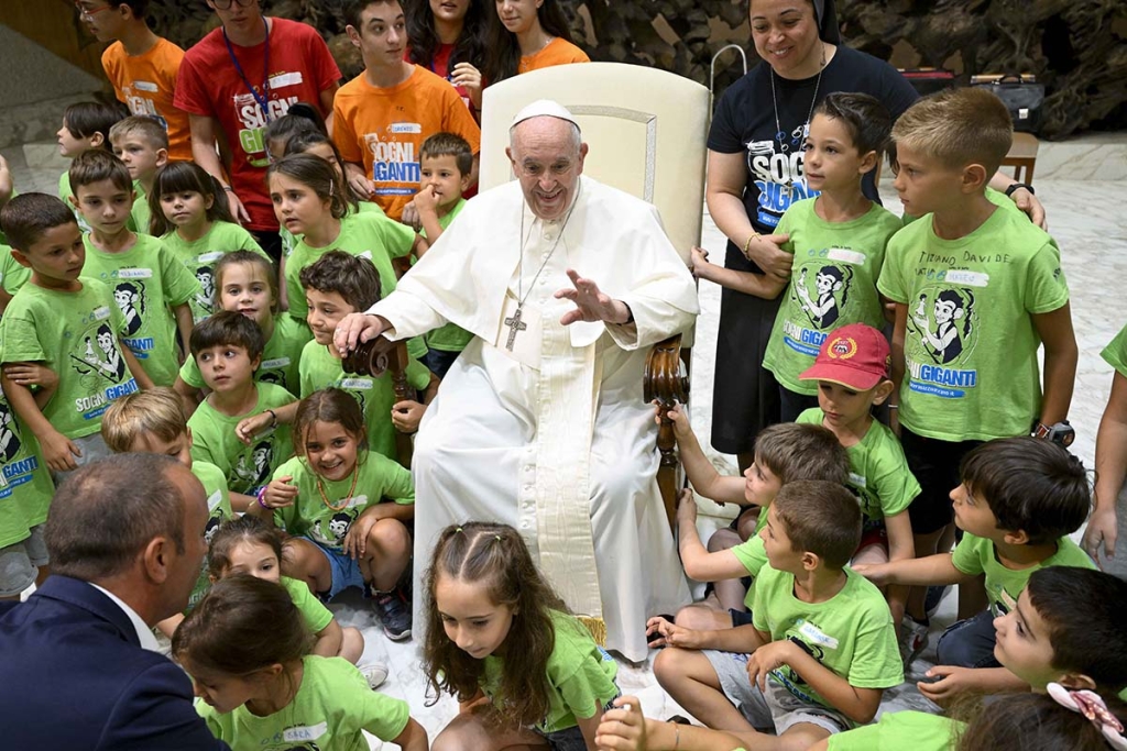 Vaticano – Papa Francesco saluta i partecipanti all’Estate Ragazzi in Vaticano e ringrazia il salesiano don Franco Fontana