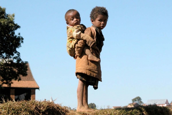 Guinée Equatoriale – Les Filles des Sacrés Cœurs pour la Journée Mondiale de l’Enfant Africain