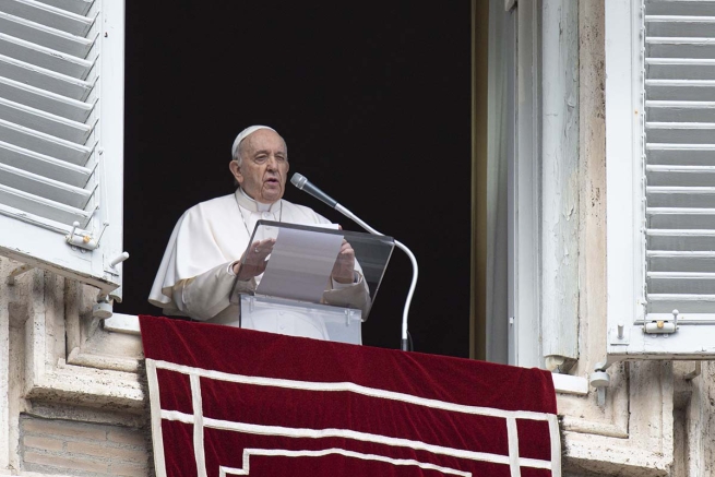 Vatican – Pope Francis: “God is with peacemakers, not with those who use violence”