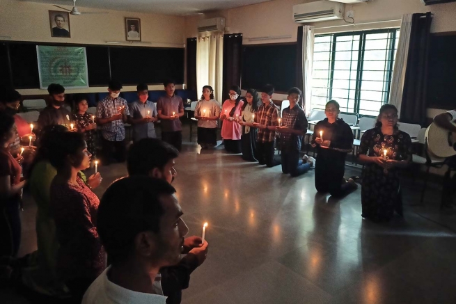 India - El “Bosco Youth” de Bangalore reza por la paz en Myanmar