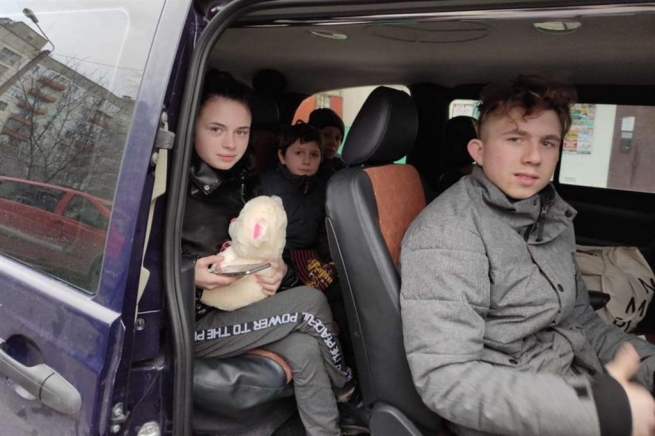 Ukraine – On the run, in Fr Oleh's mini-bus. "Away from the war, women and children to safety"