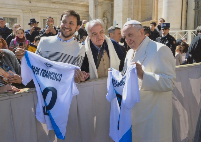 Vaticano – O agasalho do “Club Don Bosco” de Paraná para o Papa Francisco