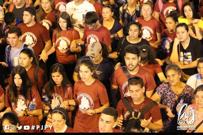 Paraguay – Miles de jóvenes peregrinaron a Caacupé con el lema: «Para dar mucho fruto»