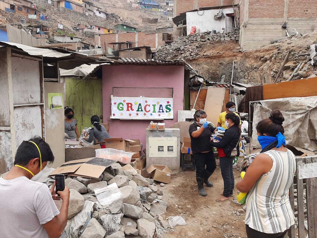 Peru - "Food Angels" help the poor