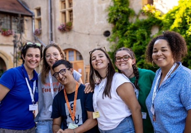 Francia - "CAFÉlicidad": un café para ayudar a los jóvenes de Francia, Bélgica y Túnez a participar en la Jornada Mundial de la Juventud